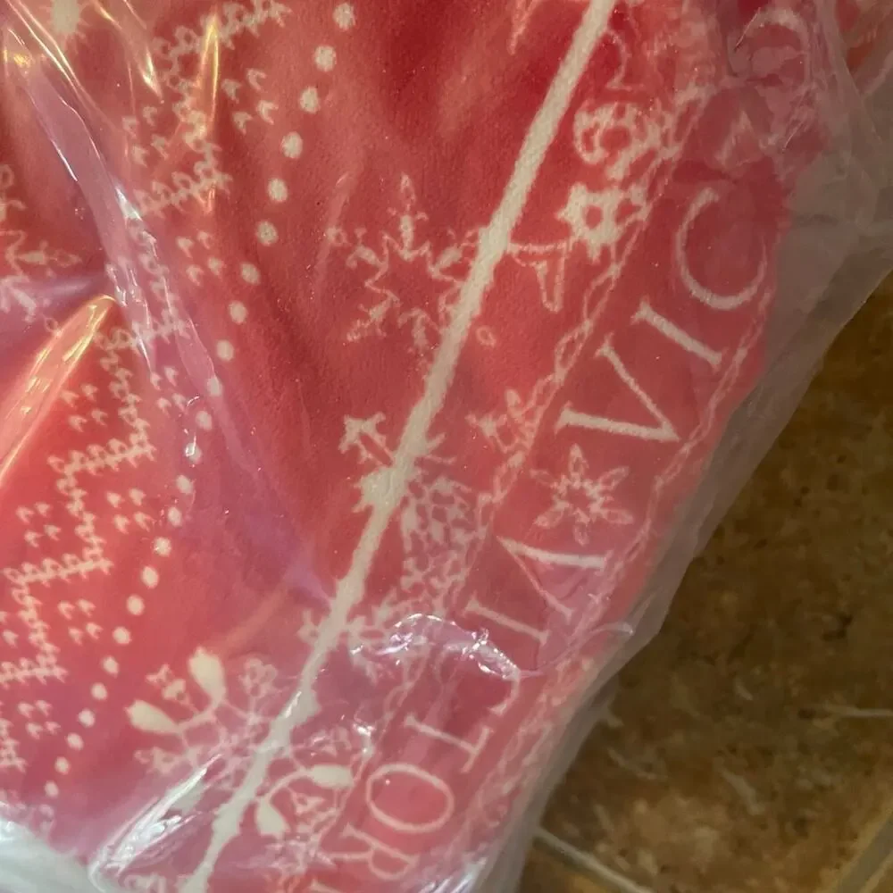 Victorias’s Secret red holiday fleece Sherpa blanket throw snowflakes NEW in Pkg